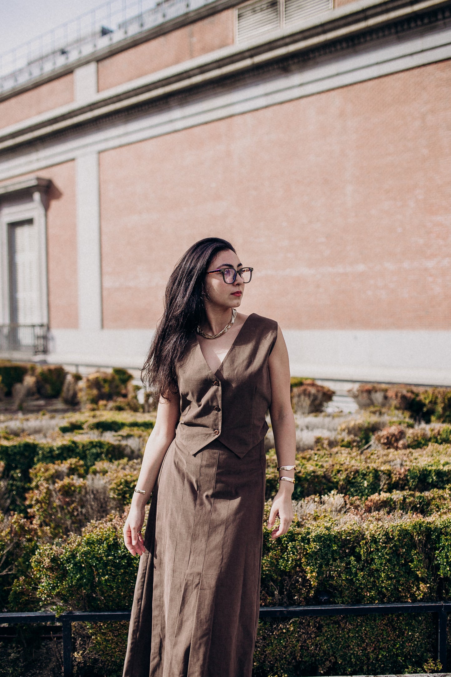 Conjunto de falda cruzada y chaleco corto